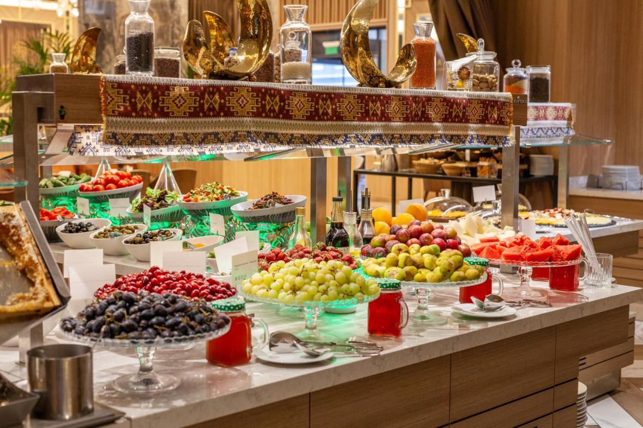 InterContinental Baku, an IHG Hotel Bagian luar foto A fruit buffet
