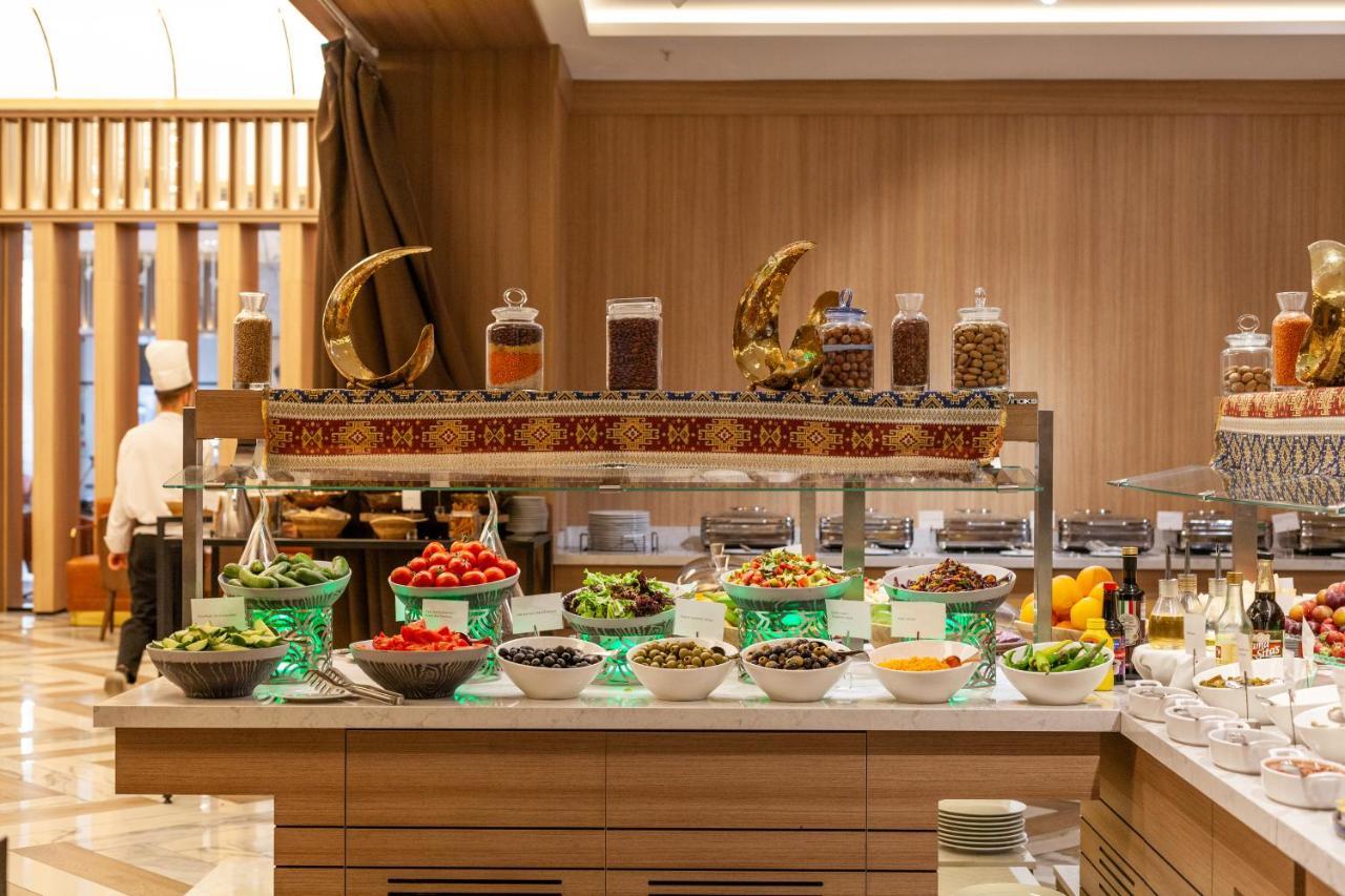 InterContinental Baku, an IHG Hotel Bagian luar foto A buffet at a hotel